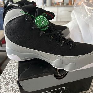 Authentic Air Jordan 9 Retro (brand new never worn) Size 7.5